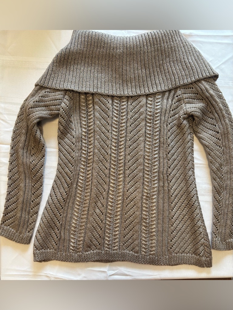 Bnwts Cleo Size L Champagne-Taupe Off-Shoulder Chevron Knit Sweater